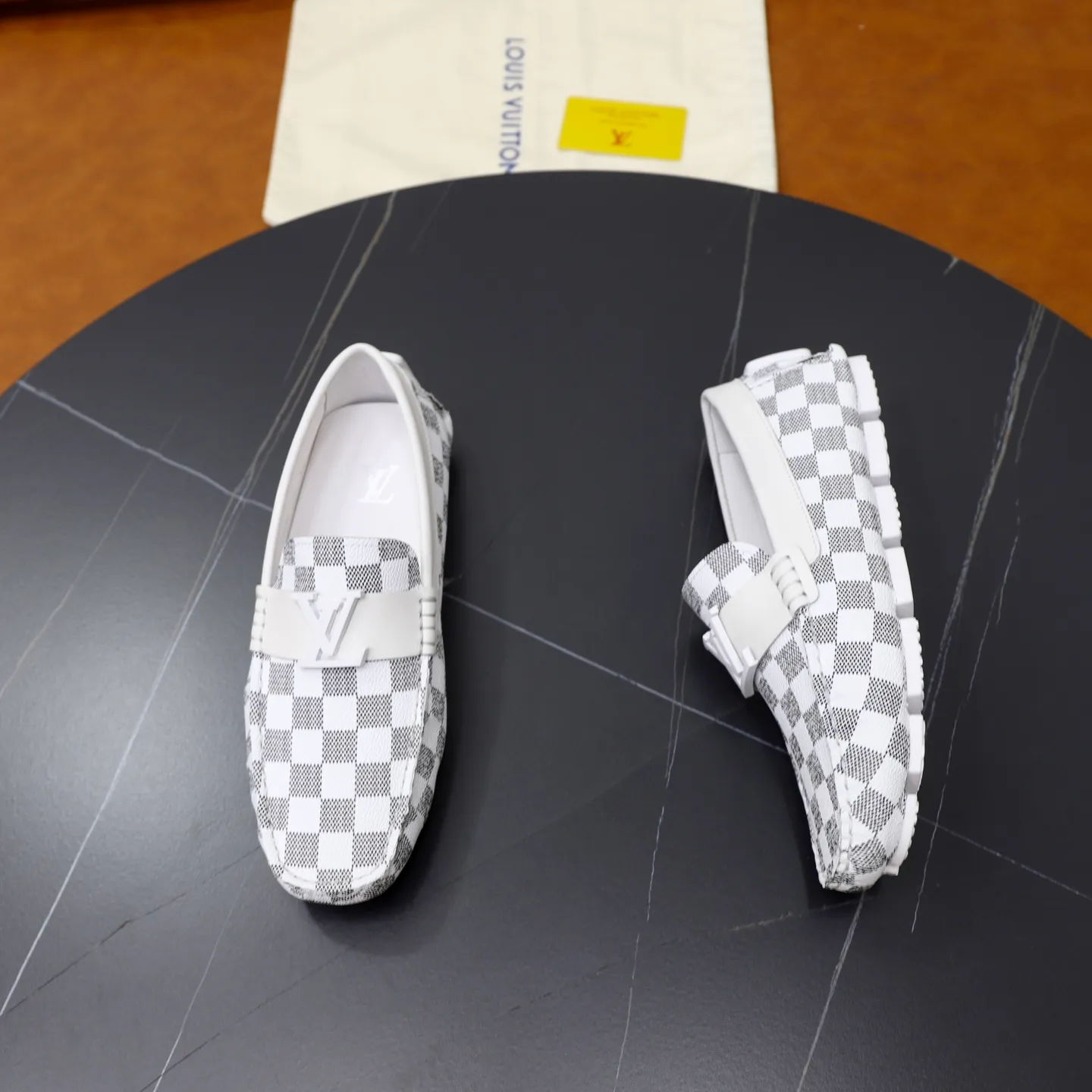 Ex-factory price: 480💰【LV】Louis Vuitton ⚠️High-end men’s driving and pedal series ⚠️38-44 (customized for 45) ⚠️All original cowhide leather! Thick and soft! Made entirely of calfskin lining! Rubber sheet anti-slip beanie sole! Three-dimensional package technology! Fashionable and classic! Handicrafts! Original high quality! Feel free to compare!